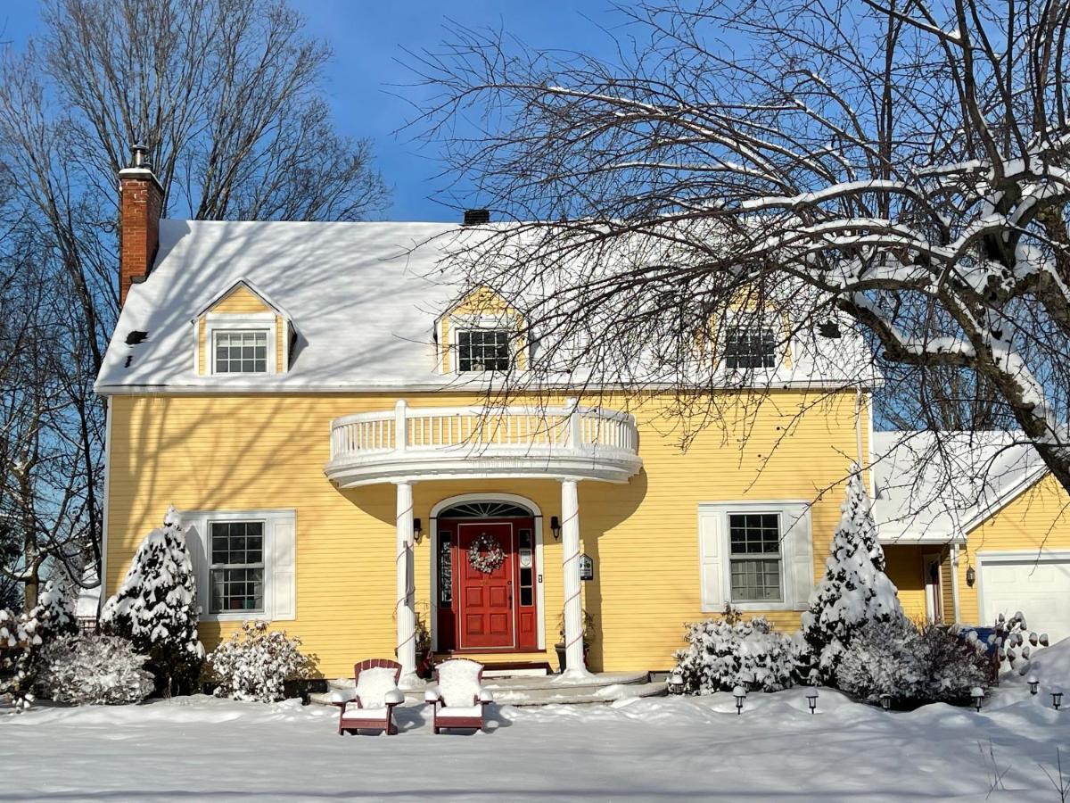 Manoir Alegria Bed & Breakfast Cowansville Exterior photo